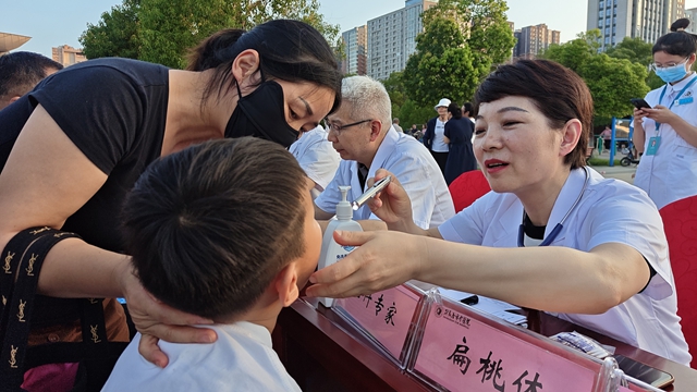 中醫(yī)藥文化夜市點(diǎn)亮城市夜生活，傳統(tǒng)與現(xiàn)代共譜健康新樂章