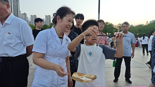 中醫(yī)藥文化夜市點(diǎn)亮城市夜生活，傳統(tǒng)與現(xiàn)代共譜健康新樂章