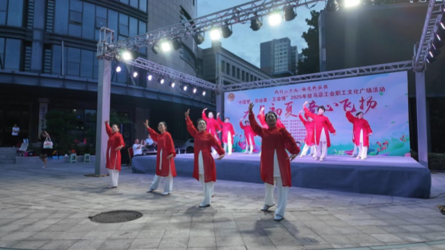 “中國(guó)夢(mèng)·勞動(dòng)美·工會(huì)情” 駐馬店工會(huì)職工文化廣場(chǎng)健身氣功專(zhuān)場(chǎng)活動(dòng)精彩上演