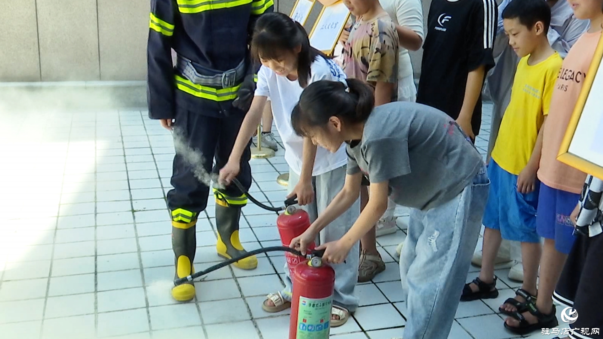 正陽縣組織開展文化經(jīng)營單位安全生產(chǎn)培訓(xùn)和應(yīng)急消防演練