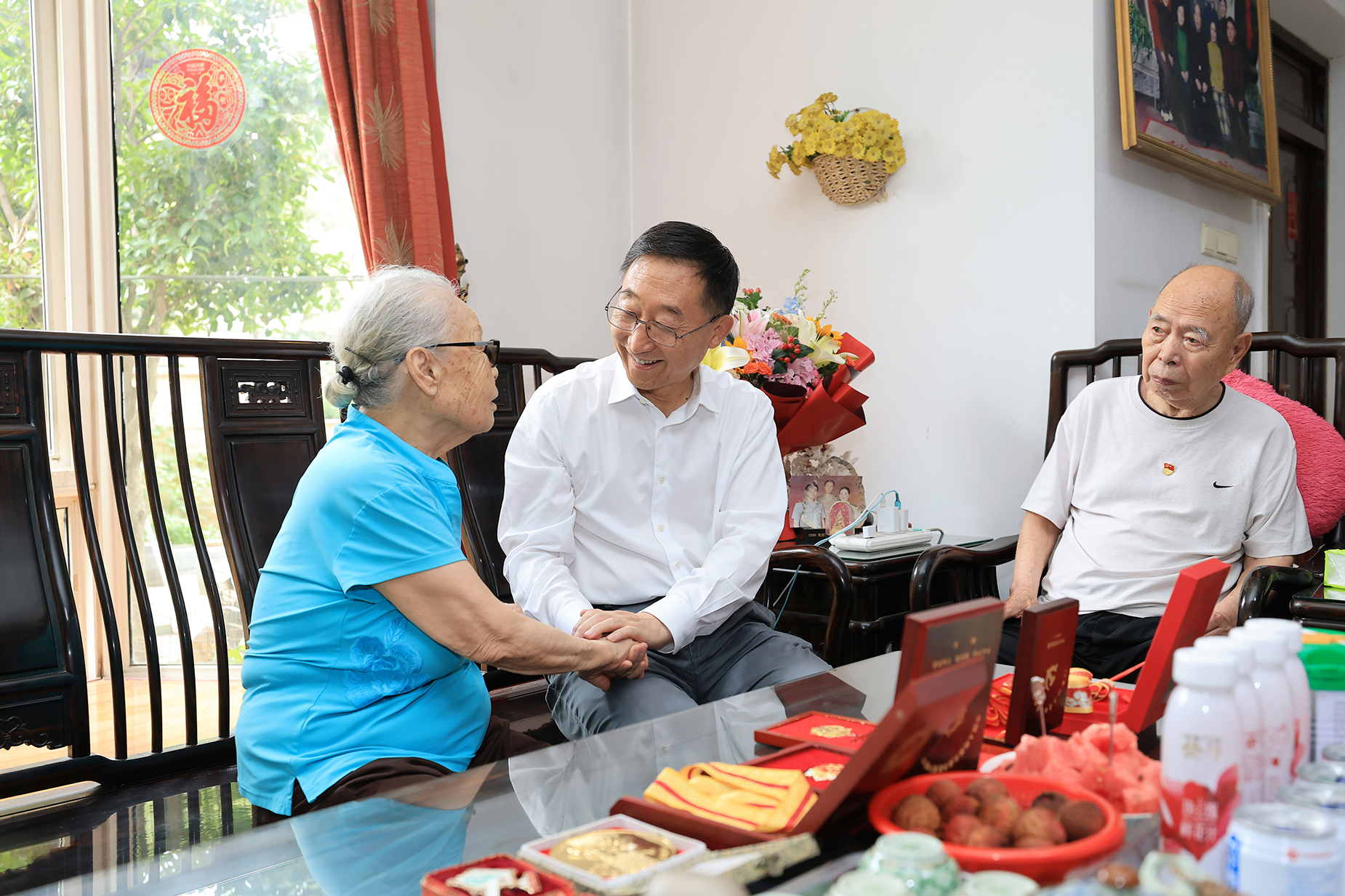 劉寧“七一”前夕走訪慰問老黨員老戰(zhàn)士