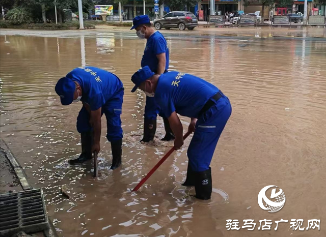 深腰雨靴踏泥濘 天中赤子護(hù)榕江