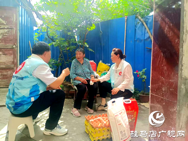 確山縣盤龍街道生產(chǎn)街社區(qū)“七一”慰問老黨員 踐行初心傳黨情