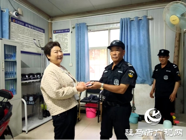 遂平仁安醫(yī)院保安人員劉政權(quán)拾金不昧