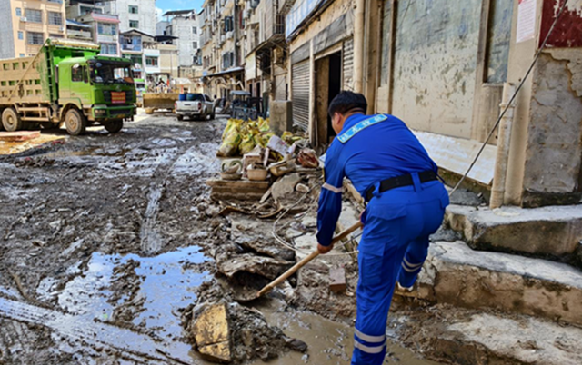 駐馬店蛟龍救援隊(duì)千里馳援榕江開展防疫消殺