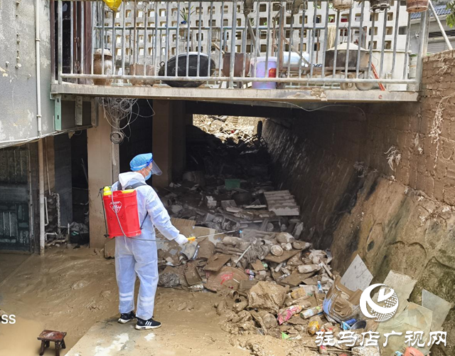 駐馬店蛟龍救援隊(duì)千里馳援榕江開(kāi)展防疫消殺