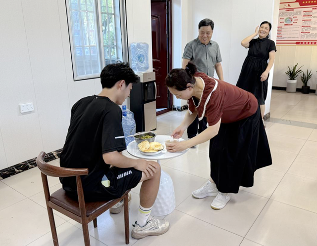 暖心收留騎行大學生 熱飯留宿傳遞人間溫情