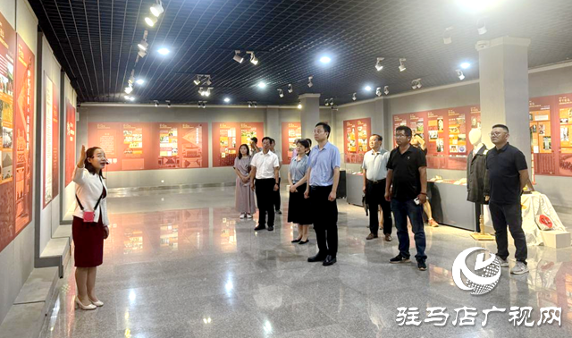 驛城區(qū)統(tǒng)一戰(zhàn)線成員參觀臺(tái)灣光復(fù)80周年圖片展