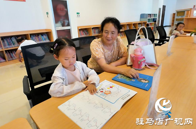 正陽(yáng)縣：暑假掀起讀書“熱” 圖書館里書香濃