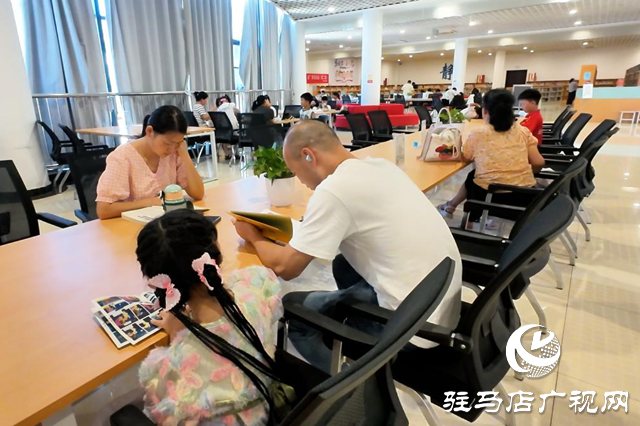 正陽(yáng)縣：暑假掀起讀書“熱” 圖書館里書香濃
