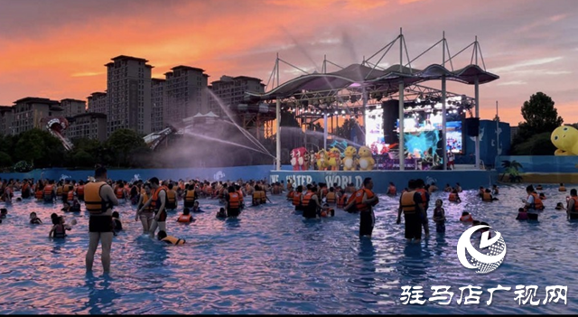高溫催熱“涼經(jīng)濟(jì)” 水上樂園人氣旺