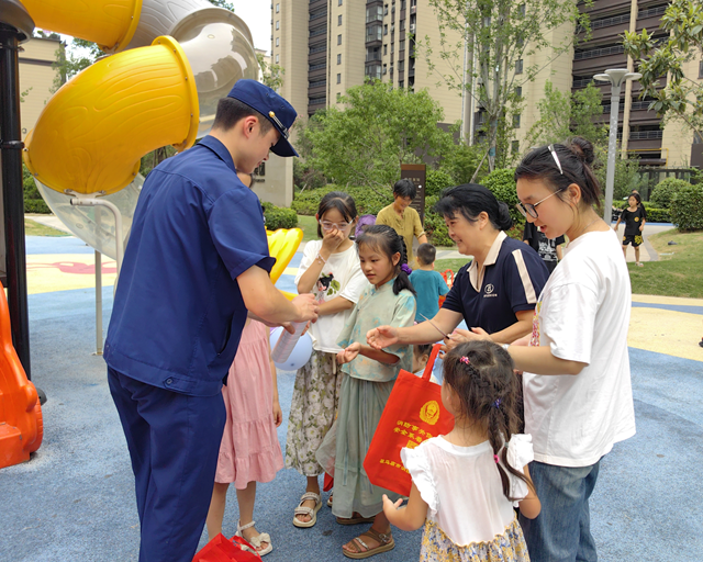 駐馬店市城鄉(xiāng)一體化示范區(qū)消防大隊(duì)開(kāi)展消防主題宣傳活動(dòng)