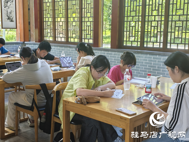 暑期里的“清涼充電站” 城市書屋成學(xué)生學(xué)習(xí)首選
