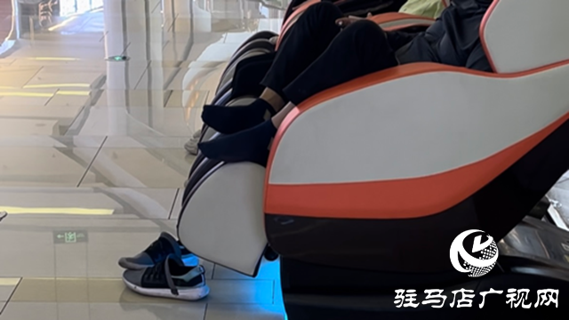 夏季公眾場(chǎng)合納涼 但請(qǐng)別讓文明“中暑”