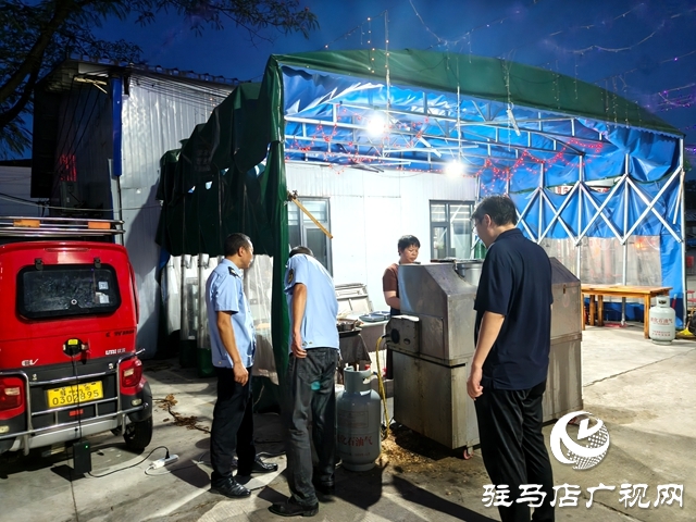 確山縣郎陵街道：夜查除隱患 守護煙火氣