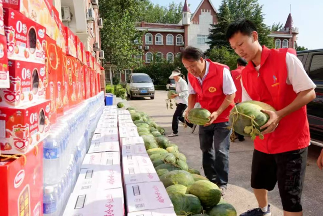 “中國(guó)好人”愛(ài)心團(tuán)隊(duì)酷暑送清涼 情系福利院
