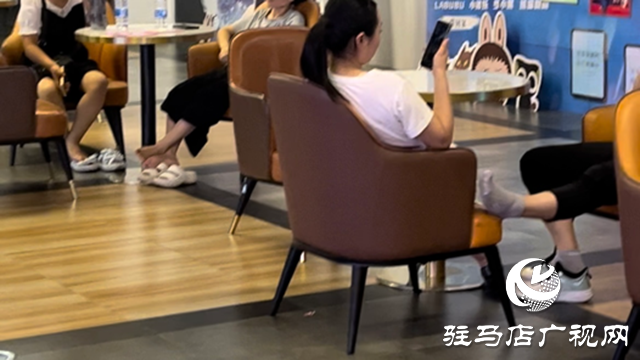夏季公眾場(chǎng)合納涼 但請(qǐng)別讓文明“中暑”