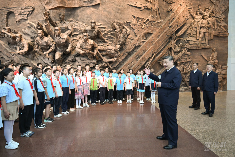 習(xí)近平在山西陽泉市向抗戰(zhàn)烈士敬獻(xiàn)花籃并參觀百團(tuán)大戰(zhàn)紀(jì)念館