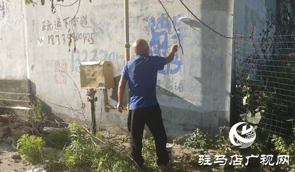  西平縣柏城街道開展小廣告清理行動(dòng)