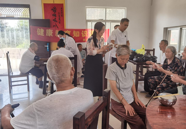 解暑中藥香飄工地 愛(ài)心義診情暖夕陽(yáng)