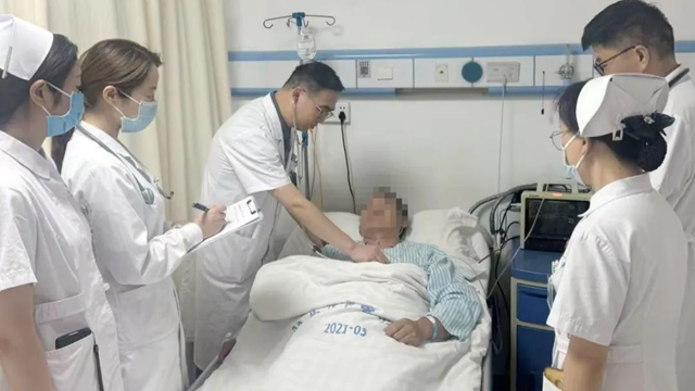 自家菜園摘的“白嫩鮮菇”貓狗試吃無(wú)恙，卻放倒全家三口！