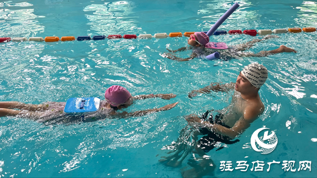 暑期孩子學(xué)游泳火爆！這份選館指南家長請收好