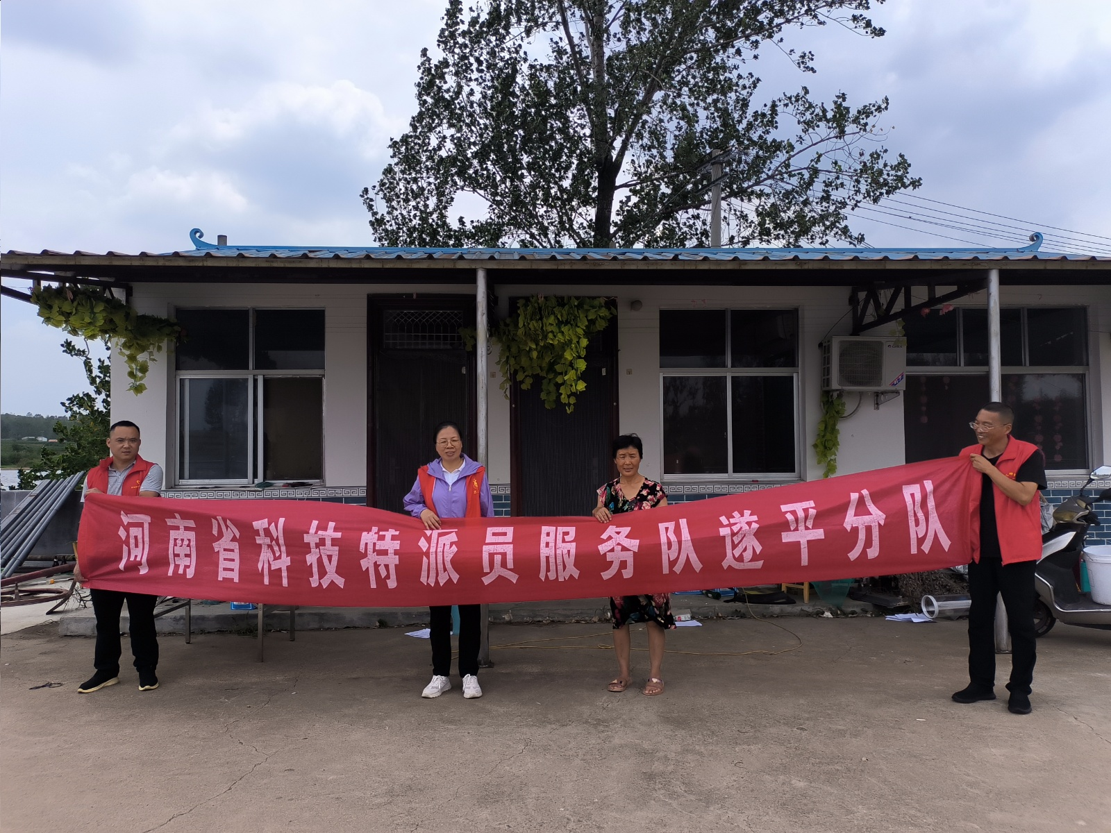 省科技特派員服務(wù)隊(duì)與市動物疫病防控技術(shù)科技志愿服務(wù)隊(duì)深入一線護(hù)航夏季生產(chǎn)