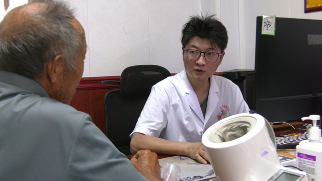 銀針載仁心，堅(jiān)守暖鄉(xiāng)鄰——翁昆鵬的基層中醫(yī)大愛之路