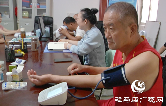 小區(qū)免費(fèi)送健康 居民感受夏日清涼