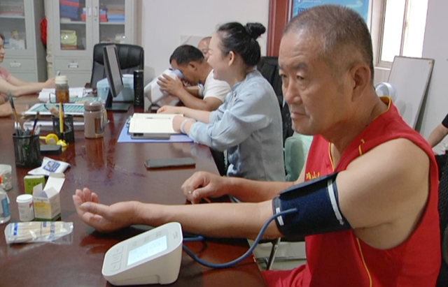 小區(qū)免費送健康 居民感受夏日清涼