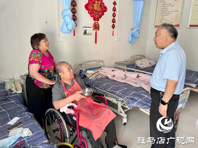 張銀良高溫時(shí)節(jié)探望托養(yǎng)殘疾人