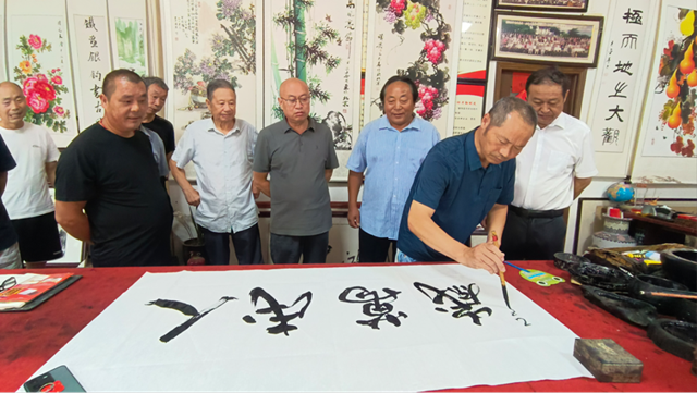 天中書畫藝術研究會舉辦書畫交流活動 筆墨寄情紀念抗戰(zhàn)勝利80周年