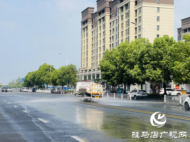 驛城區(qū)：高溫“烤”驗(yàn)下 灑水車全力守護(hù)城市清涼