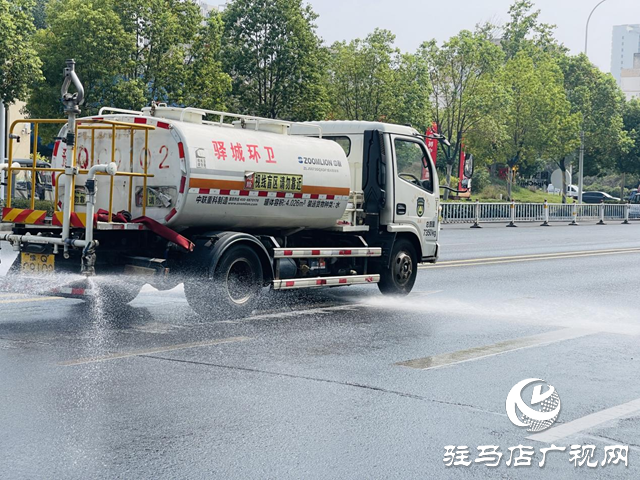 驛城區(qū)：高溫“烤”驗(yàn)下 灑水車全力守護(hù)城市清涼