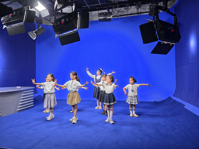 《廣電少年說》???????匯演溫情上演 小記者專業(yè)舞臺秀蛻變