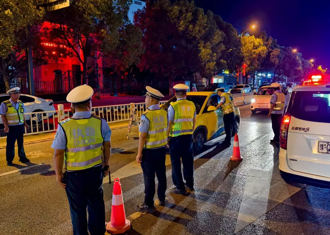 遂平交警：嚴(yán)查酒駕醉駕  守護(hù)道路安全