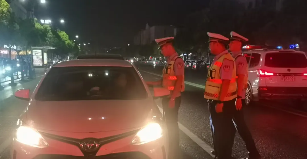 遂平交警：嚴(yán)查酒駕醉駕  守護(hù)道路安全