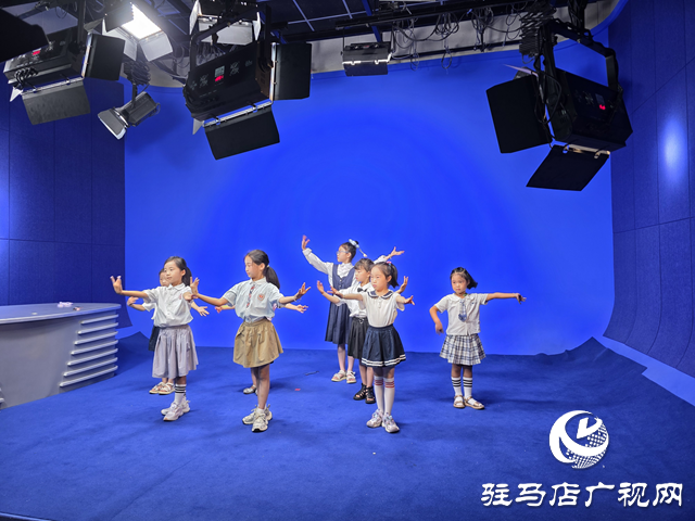《廣電少年說(shuō)》???????匯演溫情上演 小記者專(zhuān)業(yè)舞臺(tái)秀蛻變