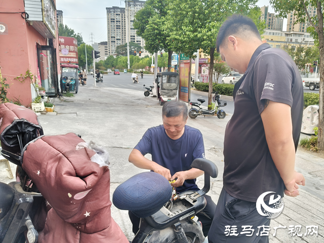 修車(chē)鋪里飄墨香：林師傅的“文武”人生