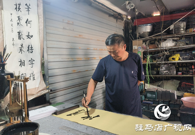 修車(chē)鋪里飄墨香：林師傅的“文武”人生