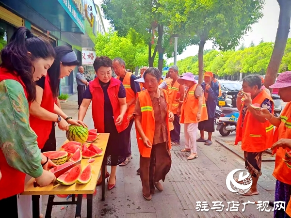 平輿縣四名女政協(xié)委員情系一線環(huán)衛(wèi)工開展夏日送清涼活動