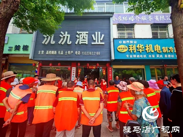 平輿縣四名女政協(xié)委員情系一線環(huán)衛(wèi)工開展夏日送清涼活動