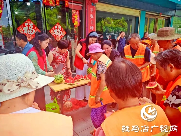 平輿縣四名女政協(xié)委員情系一線環(huán)衛(wèi)工開展夏日送清涼活動