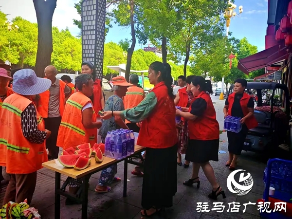 平輿縣四名女政協(xié)委員情系一線環(huán)衛(wèi)工開展夏日送清涼活動