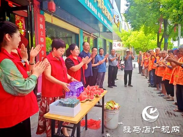 平輿縣四名女政協(xié)委員情系一線環(huán)衛(wèi)工開展夏日送清涼活動