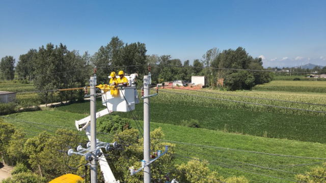 國(guó)網(wǎng)確山縣供電公司：進(jìn)行帶電接火作業(yè) 確保線路不停電