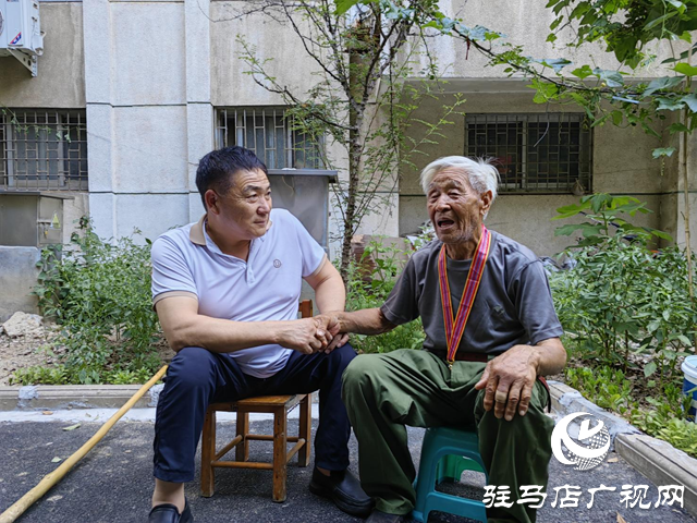 中國好人何文禮慰問抗美援朝老兵