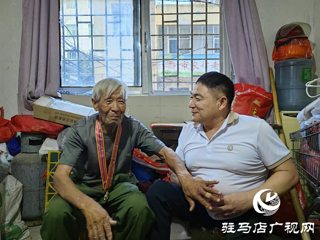 中國好人何文禮慰問抗美援朝老兵