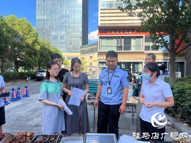 駐馬店市城鄉(xiāng)一體化示范區(qū)市場監(jiān)管分局為夏季餐飲外擺“提個(gè)醒”