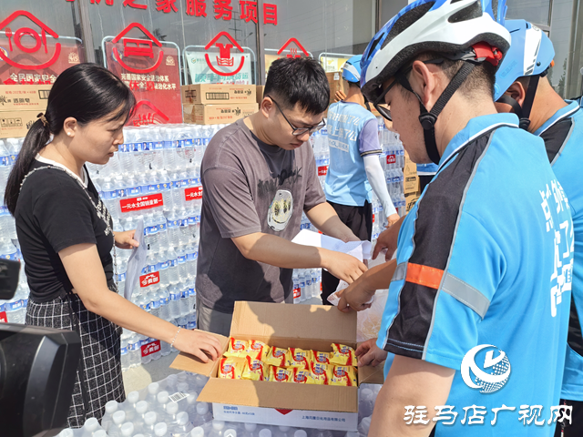 駐馬店經(jīng)濟(jì)開發(fā)區(qū)總工會開展“夏送清涼”活動